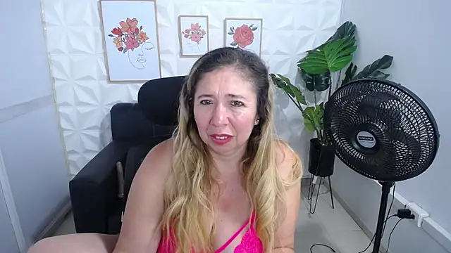 Snapshot of Valentinaa_mature chatting on 02-20-25, 02:40 Valentinaa mature online show from 02-20-25, 02:40