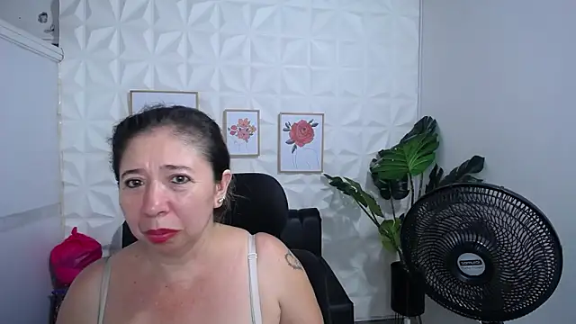 Snapshot of Valentinaa_mature chatting on 02-20-25, 09:20 Valentinaa mature online show from 02-20-25, 09:20