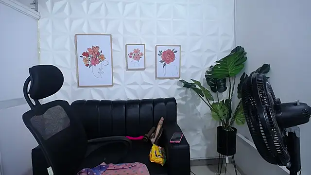 Snapshot of Valentinaa_mature chatting on 02-27-25, 09:47 Valentinaa mature online show from 02-27-25, 09:47