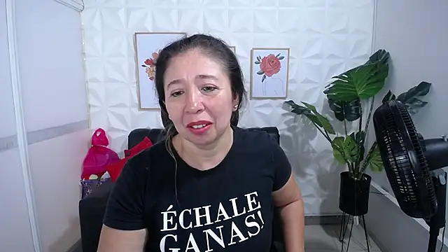 Snapshot of Valentinaa_mature chatting on 03-14-25, 07:23 Valentinaa mature online show from 03-14-25, 07:23
