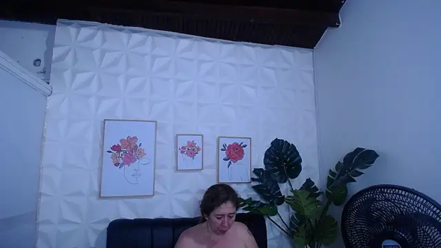 Snapshot of Valentinaa_mature chatting on 09-16-25, 12:55 Valentinaa mature online show from 09-16-25, 12:55