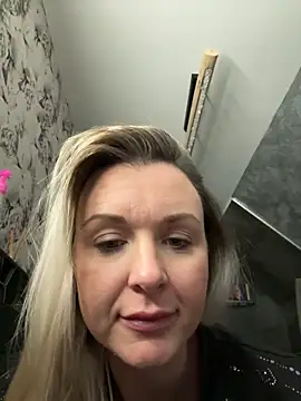 Snapshot of Bella-Tight chatting on 02-12-26, 03:29 Bella-Tight online show from 02-12-26, 03:29