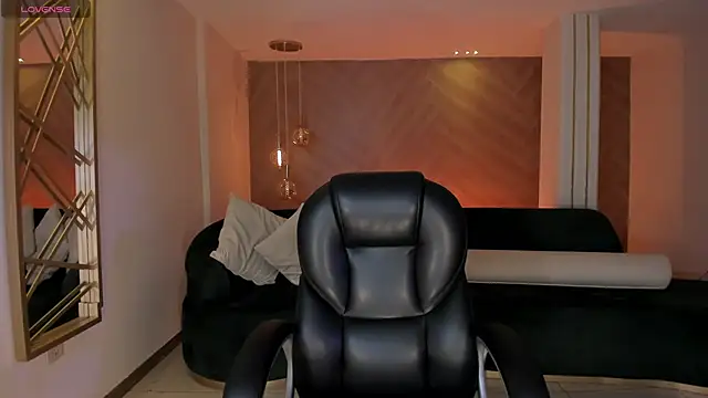 LizzHamilton   online show from 11-28-25, 09:28