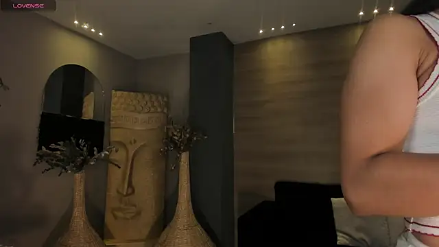 LizzHamilton   online show from 12-19-25, 09:33