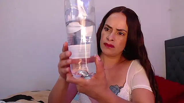 Snapshot of susana07 chatting on 10-18-25, 07:47 susana07 online show from 10-18-25, 07:47