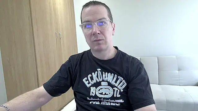 Snapshot of BrettJ81 chatting on 04-03-26, 06:33 BrettJ81 online show from 04-03-26, 06:33