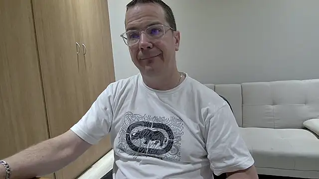 Snapshot of BrettJ81 chatting on 04-05-26, 06:27 BrettJ81 online show from 04-05-26, 06:27