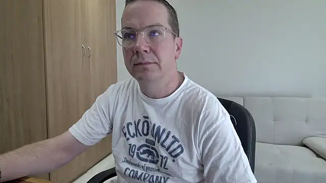 Snapshot of BrettJ81 chatting on 04-11-26, 01:48 BrettJ81 online show from 04-11-26, 01:48