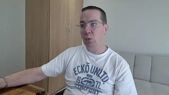 Snapshot of BrettJ81 chatting on 05-03-26, 01:50 BrettJ81 online show from 05-03-26, 01:50