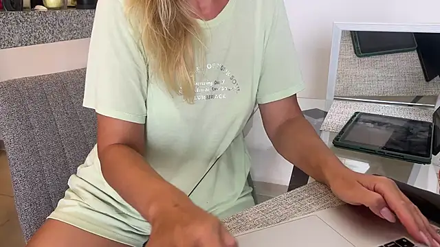 Snapshot of mommy_nadin chatting on 03-07-25, 09:48 mommy nadin online show from 03-07-25, 09:48