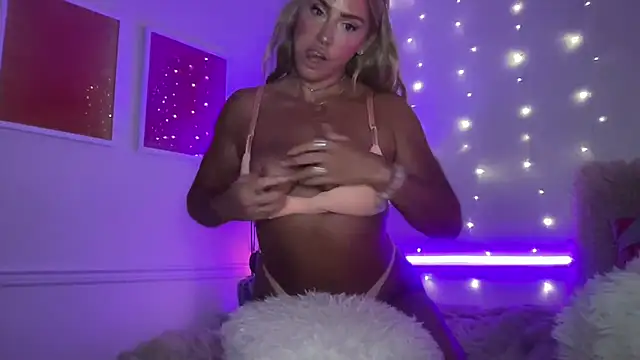 Snapshot of Fitnessbabe69 chatting on 07-09-26, 09:35 Fitnessbabe69 online show from 07-09-26, 09:35